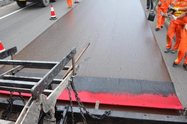 What factors determine the thickness of the slurry seal