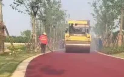 How does colored asphalt achieve anti-skid effect