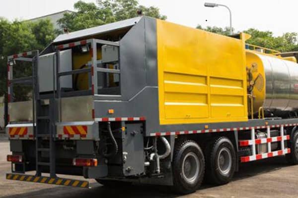 what-are-the-advantages-of-synchronous-gravel-sealing-truck_2